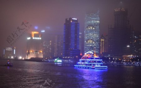 上海外滩夜景游轮图片