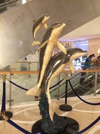 商场海豚雕塑图片