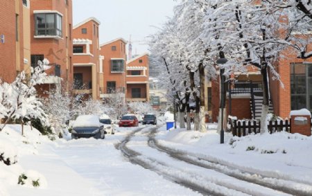 雪天的别墅区图片