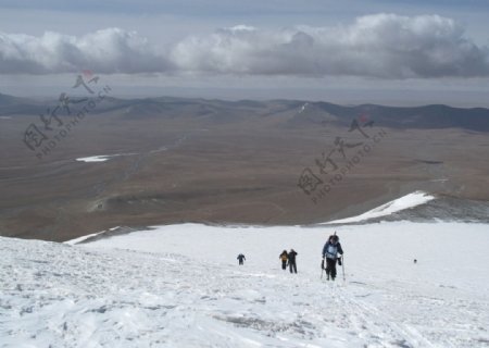 雪山蓝天滑雪图片