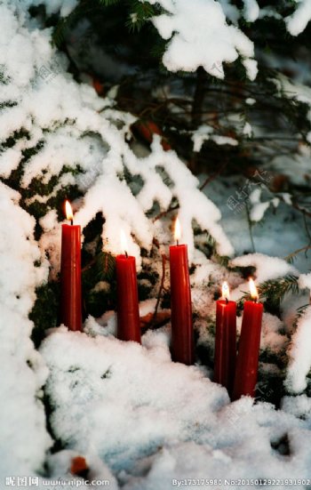 雪地里的烛光图片素材