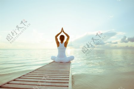 女子练瑜伽海滨图片
