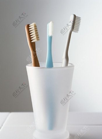 牙刷与漱口杯图片