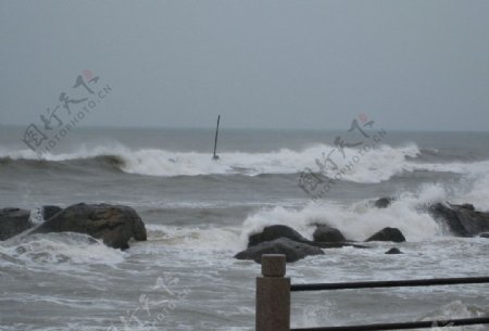 台风米诺登陆青岛大浪图片