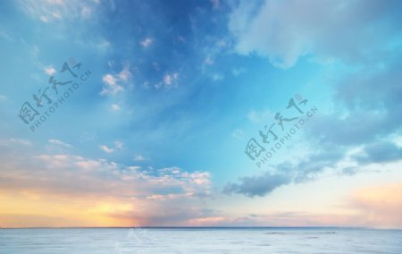 湖水蓝天白云图片
