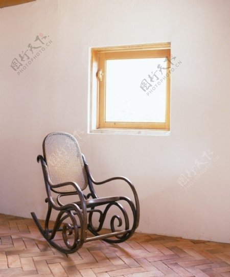 窗边的摇椅图片