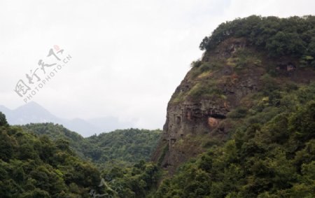 山崖森林景观图片
