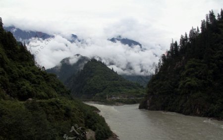 云雾缭绕西藏风景图片