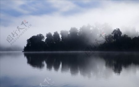 湖泊云雾图片