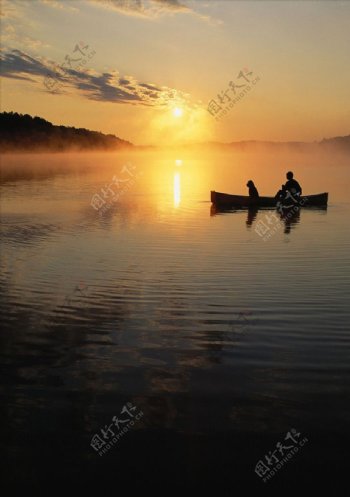 夕阳湖泊划船图片