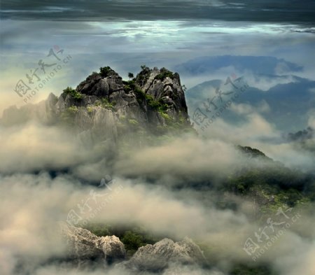 云雾中的高山图片