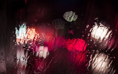 雨中玻璃外的绚烂灯光图片