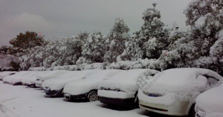 停车场雪景图片