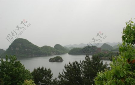 湖水远景图片