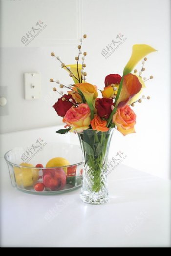 玻璃瓶中的花朵图片