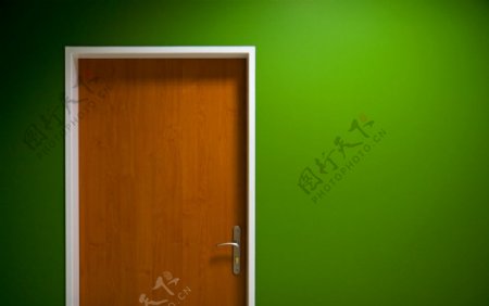 木门与绿墙图片