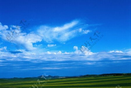 天空绿地风景图片