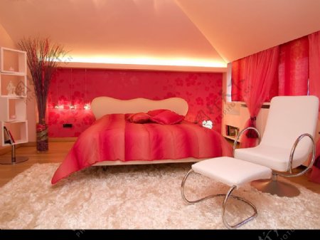 红色调子的个性房间图片