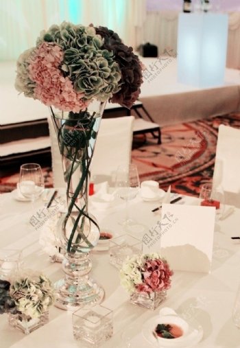 婚宴餐桌上的花束图片