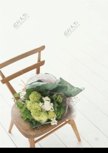 凳子上一束花图片