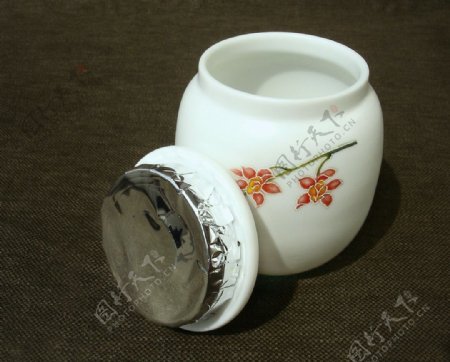 定窑白瓷梅花茶叶罐图片