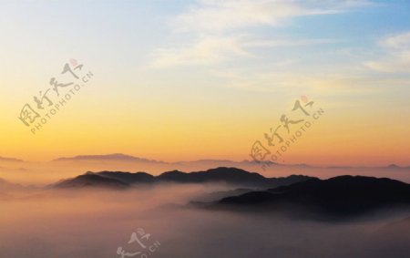山峰云雾风景图片