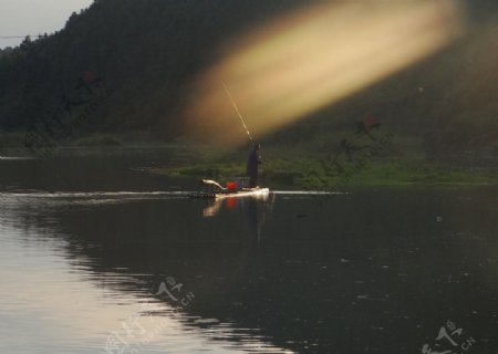 落日渔夫图片