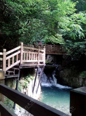 木桥水流图片