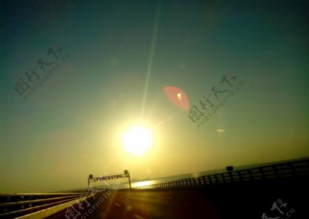 夕阳与大桥图片
