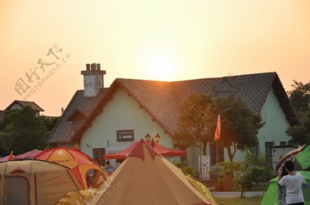 夕阳下的村屋帐篷图片