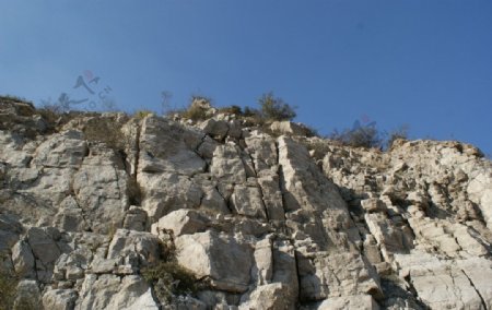 蓝天中的戈壁岩石图片
