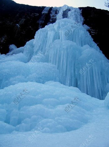 瀑布冰凌冰柱图片