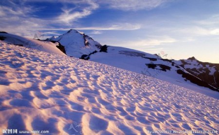 雪山傍晚图片