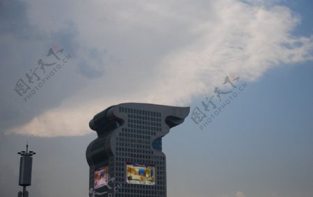 云层下的大厦图片
