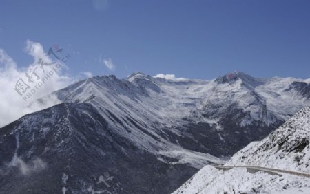 蓝天雪山雪景图片