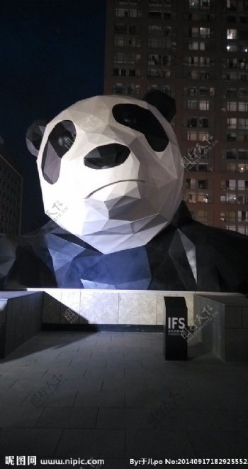 建筑中的熊猫图片