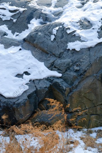 白雪下的青色岩石图片