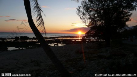 潮间带海景礁石橙黄色夕阳图片
