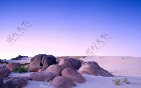 沙漠中的石头图片