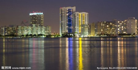 湖边城市夜景图片