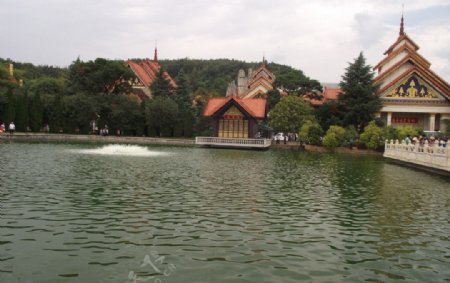 湖中喷泉图片