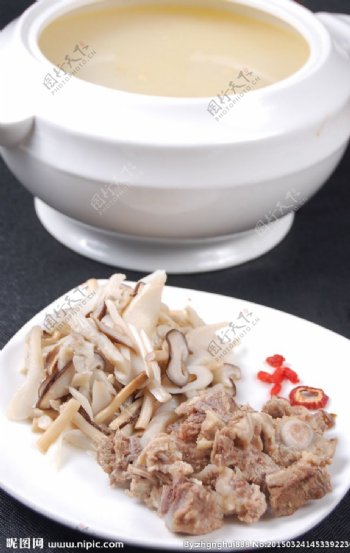 野山菌煲老鸡汤图片