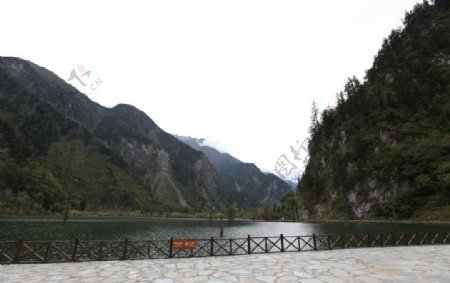山峰湖泊美丽风光摄影图片
