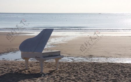 海边的钢琴图片