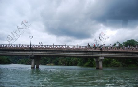 桥梁湖水图片