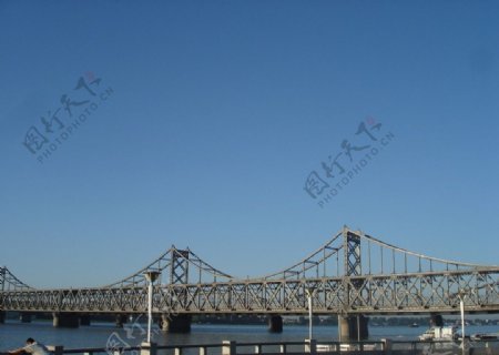 丹东鸭绿江大桥晨景图片