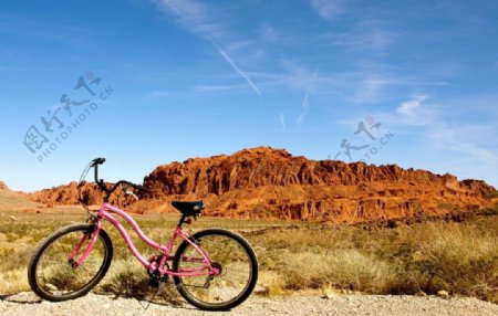 自行车与山峰美景图片