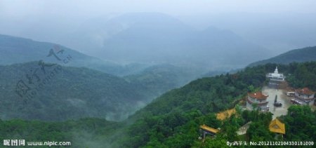 香山云雾缭绕图片