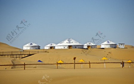沙漠里的蒙古包群图片