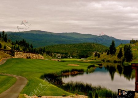 湖边的高尔夫球场图片